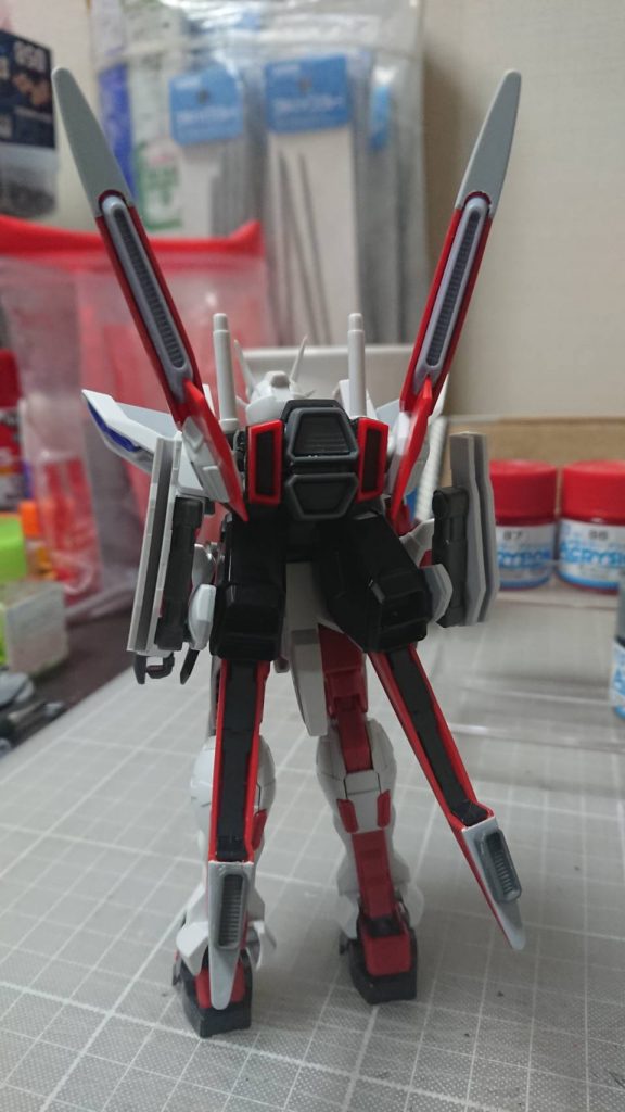 塗装前、背面。本体背中にコアスプレンダーのパーツを接着して、バックパックとの接続に使用してます。