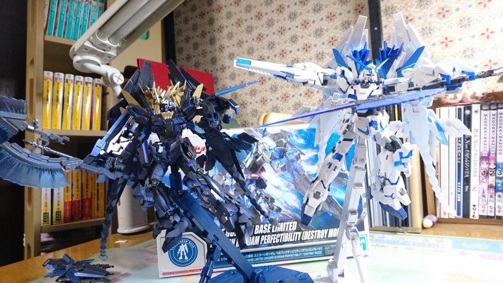 ユニコーンとバンシィのツーショット。
ボリュームのある二機が並ぶと壮観ですね。