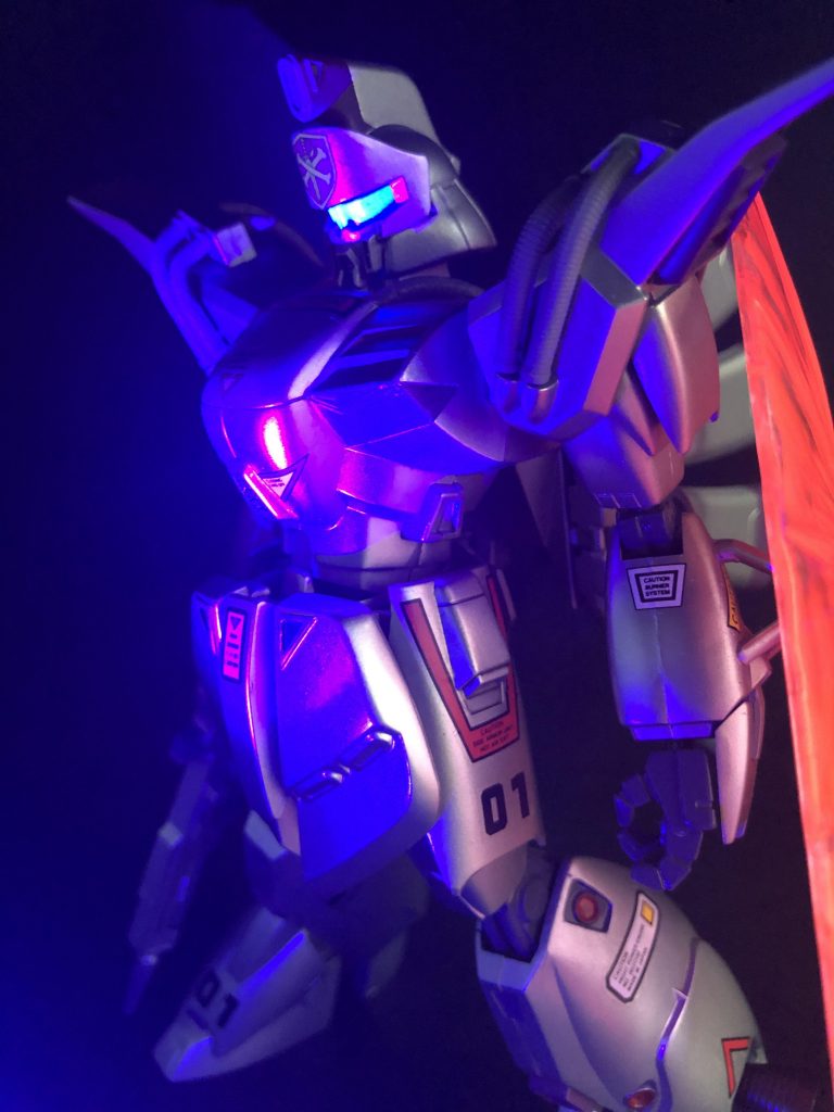 カメラアイはブラックライトで発光するようにしました！