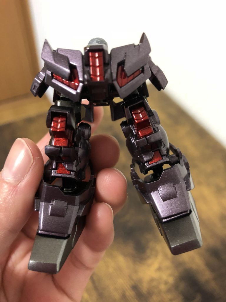 塗装するとこんな感じになりました😆サイコフレームは赤のキャンディ塗装です。本体の色はガンメタとメタルバイオレットと黒を少し混ぜて作りました!何回か調整をして出来た色が個人的に好きな色になったのでよかったなと思ってます😌