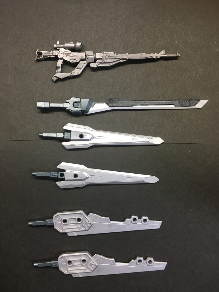 武器紹介 上から
・ロングレンジヒームライフル
中、遠距離からも狙えるビームライフル。
先を外せば取り回しのいいビームガンにもなる。
・黒漆剣(くろうるしのつるぎ)
切れ味の良い太刀。リーチが長く、相手の剣が届く前に切ることが出来る。
・カトラス
非常に重い剣。しかし、ブースターと組み合わせることにより壮絶な破壊力を持つ武器となる。
・アスカロン
軽いので取り回しも良く、投擲も出来る。