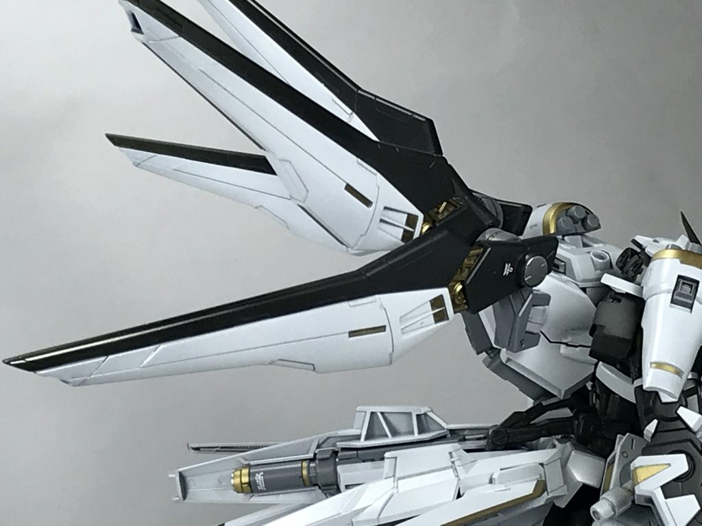 ・遠隔操作型特殊兵装(ドラグーン)

  内部にビーム兵器を搭載した武装であり、搭乗者の意思により一定範囲内での遠隔操作が可能となっている

  オリジナル機体と比べて8基から4基に減少しているがそれでも搭乗者の資質が及ばないため、OSのサポートを受けても最大3基までしか同時運用出来ない