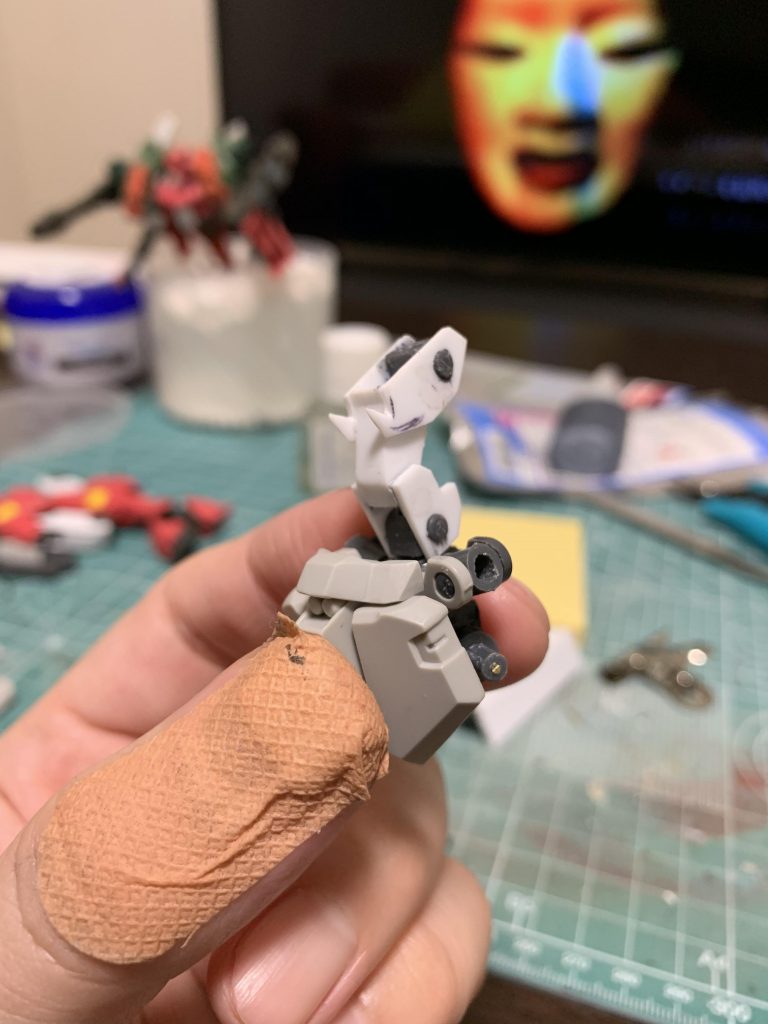 既存のガンダムフレームでシルエットが気に入らなかったので、腹部はスクラッチしました。PCを2つ使用しているので可動範囲は申し分ないを通り越してやり過ぎなくらい動きます。
腹部製作中に『ザ・プレデター』を観ていたので、その影響で顎の牙を意識した形状にしましたw
