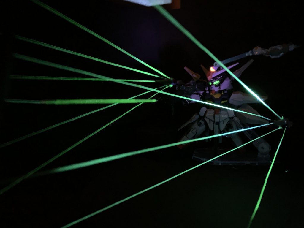 ブラックライトのみで撮るとこんな感じです✨
同じく蛍光カラーで塗ったツインアイとメインカメラもよく光ってます (gandam-hand2)