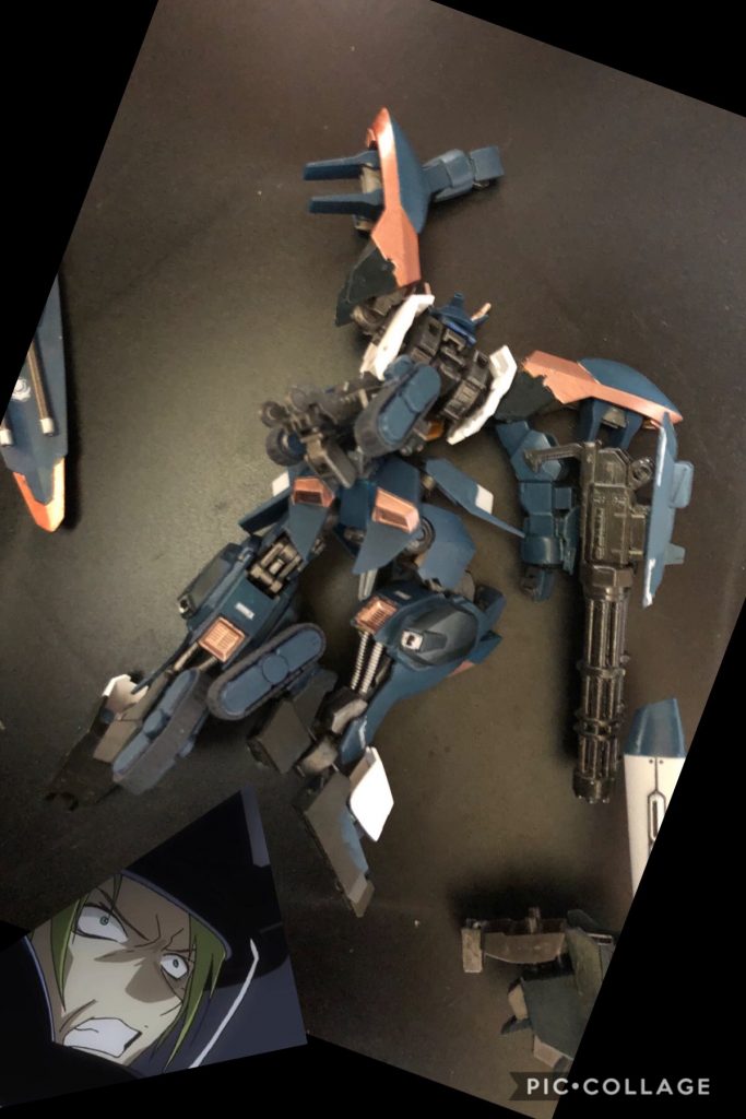 アズラエル「何やってるんです、キミたち。ダメですね、止め止め、撤退です。全軍撤退。あと、oyzくん。ブリッジまで来なさい。」
oyz「ああー、怒られるヤツ〜〜。Σ(ﾟдﾟll)」

アズラエル「oyzくん、キミ作戦マジメに考えているのかい？」
oyz「ハア...。」
アズラエル「なんだね、その返事は？もうこのレビューは辞めるかい？その方がいいんじゃないかなあ？そんな事じゃあ次回も期待出来ないんでしょう？」
oyz「そ、それだけは！」
アズラエル「だって、フォビドゥンの時のレビューと展開が変わらないじゃあないですかぁ。正直、オルガが出てきた地点で今回のオチは読めましたよぉ。こんな事でいい評価は貰えないですよぉ？」
oyz「ハイ、次回こそは…。」
アズラエル「もしかして、次回は挽回しますとでも言うつもりですか？言い訳なんて誰にでもいえるんですよ。結果を出せるかどうかが優秀な人物。コレ、ビジネス界じゃ常識なんですけど？」
oyz「.....ハイ...。あ、あのーコレ、さっき仮面の人から預かったんです。アズラエルさんに渡しなさいって...。」
アズラエル「キミも仮面でしょうが。何ですか？それは。」
oyz「.....クルーゼっていう隊長って人でした....。ディスクです。勝利の栄光を、キミに！って言ってました。」
アズラエル「ふ〜〜ん。んんっ？コレは！！Ｎジャマーキャンセラー！？」
oyz「え？」
アズラエル「ふふふ…はっはっはっはっは！いやったぁーーーーーーっ！！！コレですよ！コレ！これでようやく話が進展しますよお！！」
oyz「ほえ〜〜。」