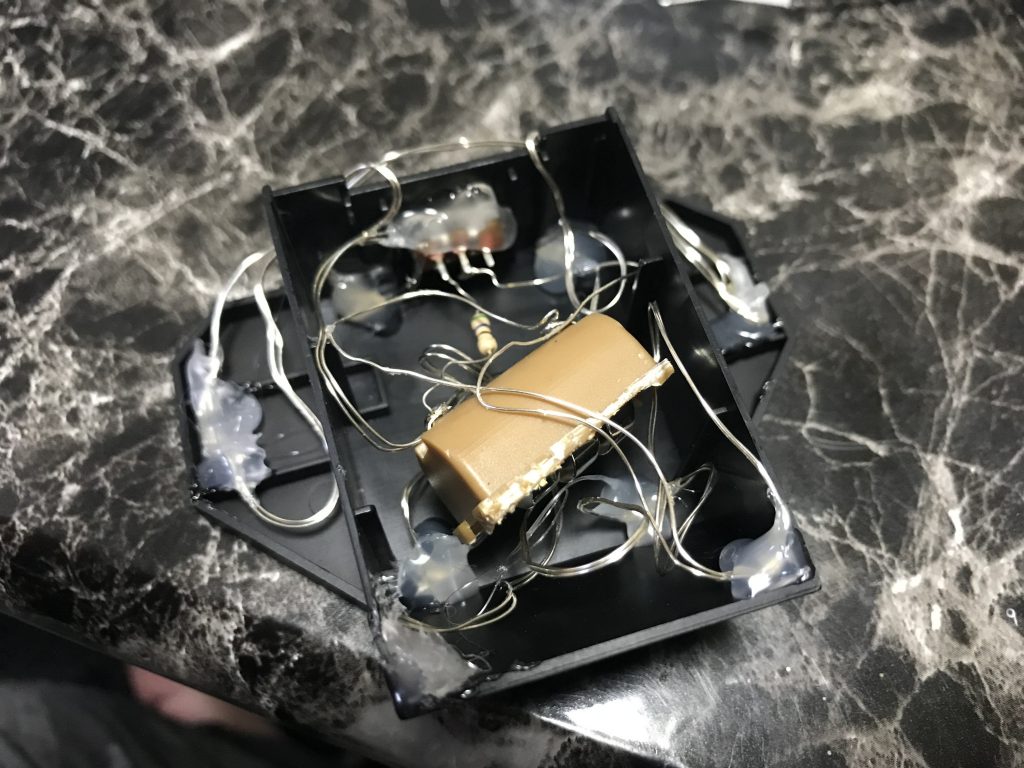 台座には100均で売っていたワイヤーライトを仕込みました。