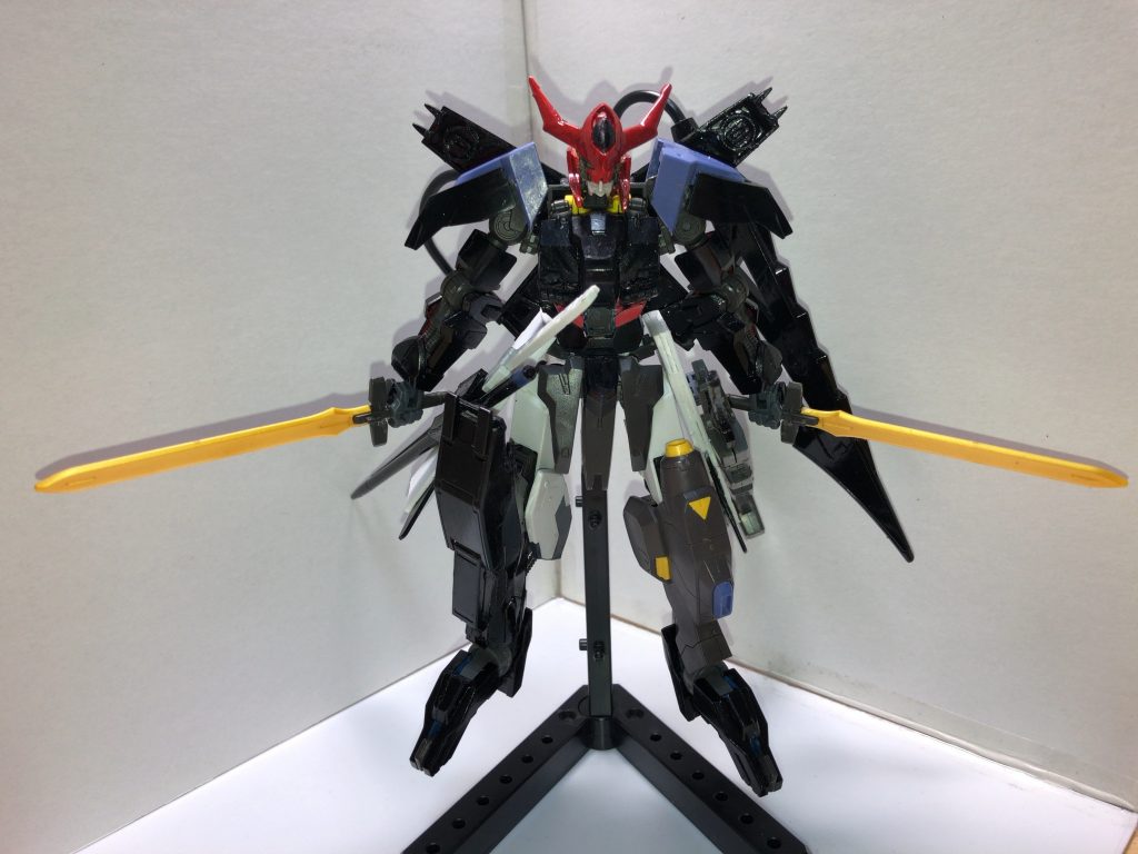 背中にクロスして装備している2本の剣を｢レーテー｣と言い、コキュートスとステュクスの間の斬れ味を持つ剣です。  乱戦時によく(2本セットで)使われます