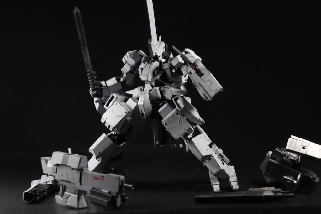 全弾撃ち尽くすと全武装をパージしてブレードで近接戦用になります