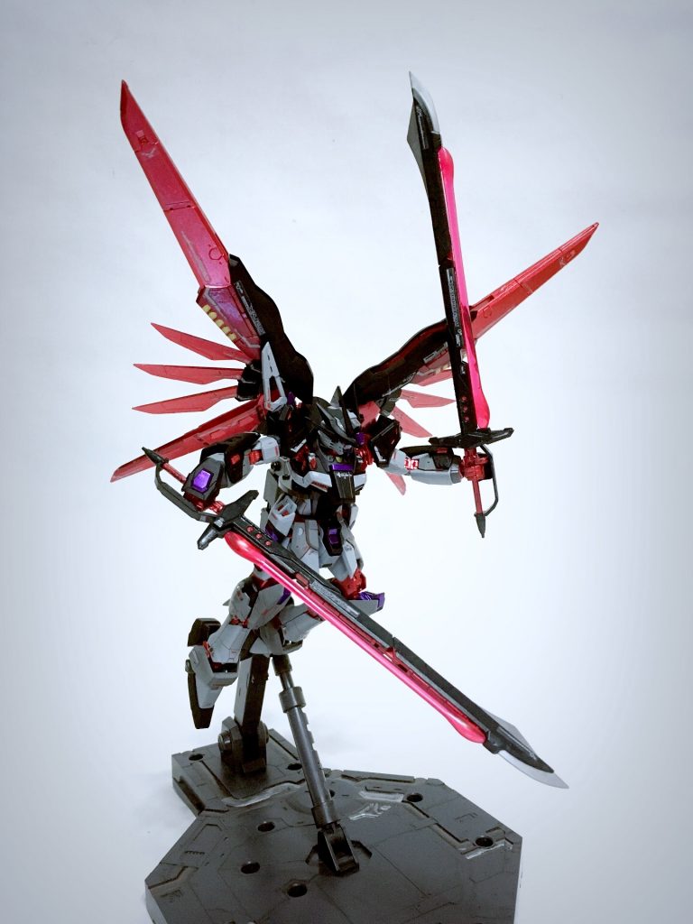 今回の改修で近接に特化させ高エネルギー長射程砲を廃止、アロンダイトを二刀装備している。ただし、二刀を自在に操るには相当の技量を要する。そして、二刀を操る強大な出力の余剰エネルギーは光の翼として排出する(皆さん、心の目で現れる光の翼をご覧ください)