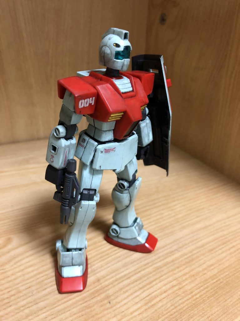 立ち姿。
「もしかして首を長くしたらカッコよくなんじゃね？」と思い、首パーツを挟む位置を一段上にしました。上を向いたりできるようになったのでまぁまぁでしょうか。