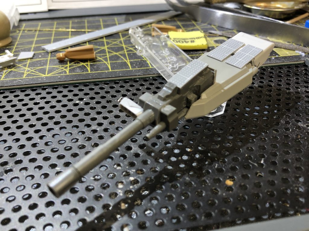 頭部の180mm無反動砲の製作です。
無反動砲は、180mmキャノンと陸戦型シールド、プラ板で構成しています。