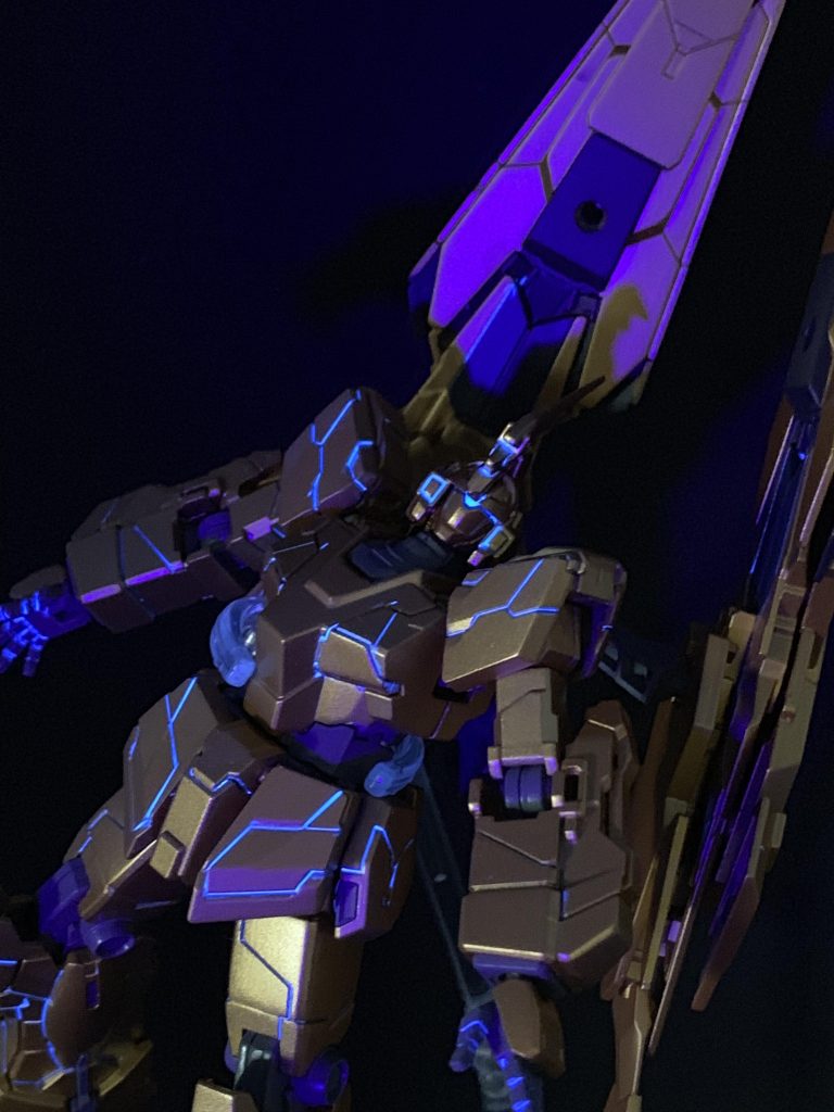 今回もブラックライトでサイコフレームが光るような演出にしました。