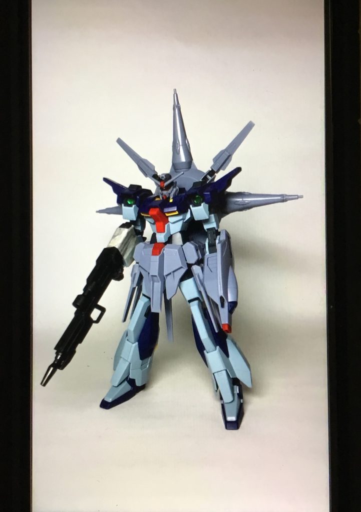 仮組み段階


この頃に肩の形状のせいでライフルが構えられない事に気づき、グリップの位置変更をしてロングライフルにする事を決めました。