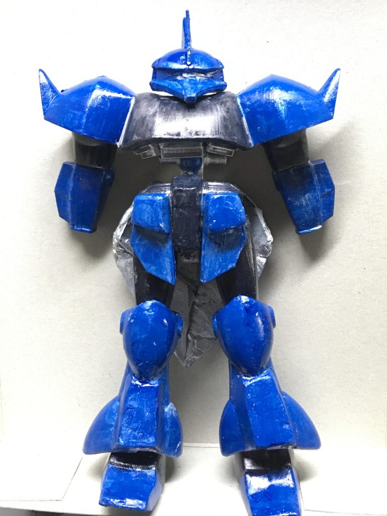 塗装はいつもの通り、水性塗料のシルバーを下地にして、ガンダムマーカーのインクによる筆塗りです。
ちなみにブルーって意外と隠蔽力弱いですね。