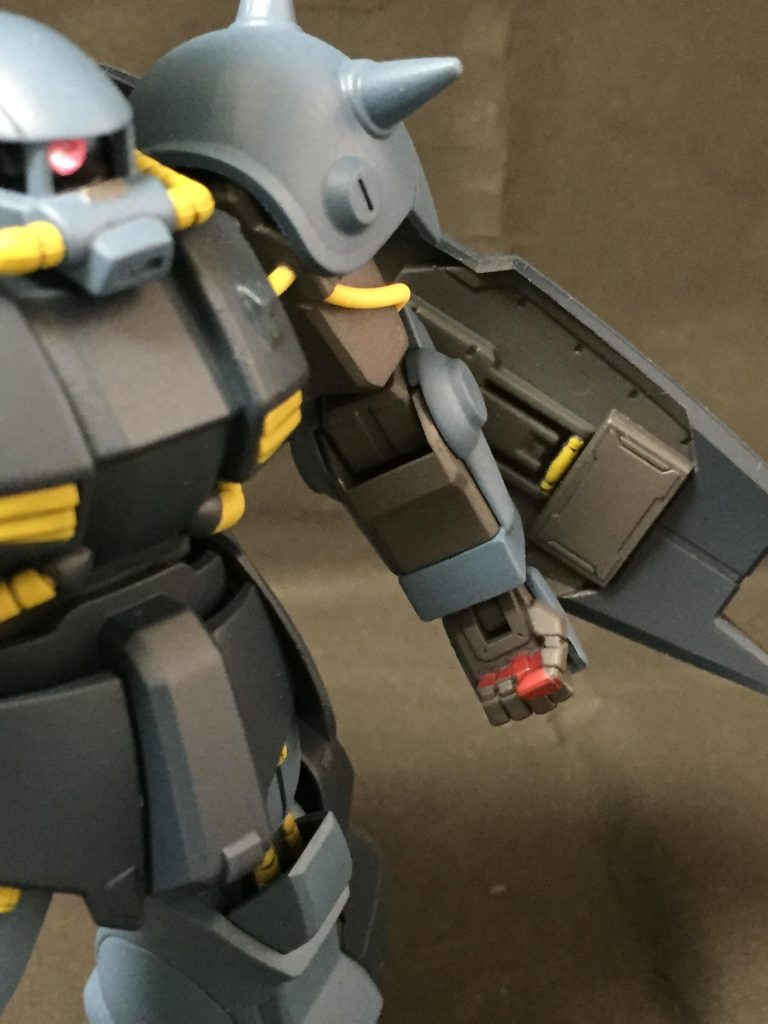 シールド裏には予備弾倉を.