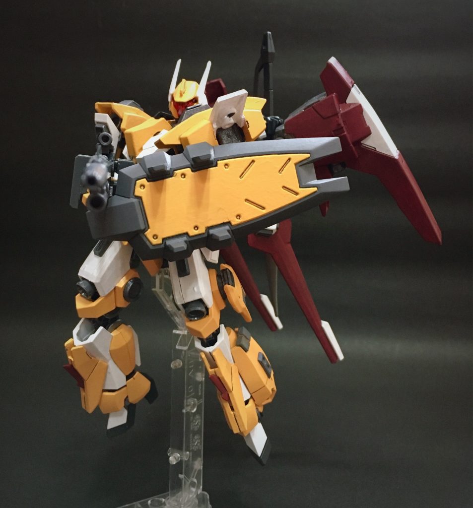 シールドは太古資料に残るウヴァルのものを再生。スパイクを打突に使うほか、ライフルの固定などにも。