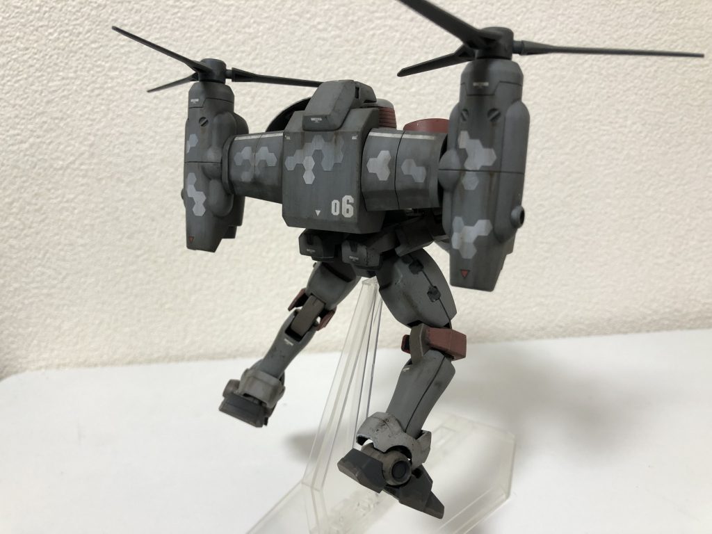 背面
デカールはあり合わせのものを使ってます。
背中の3mm軸が緩くてティルトローターパックはほぼ乗せてるだけ…ウェザリングの具合が違うのは、パックは部隊内で使い回しという設定で。。。