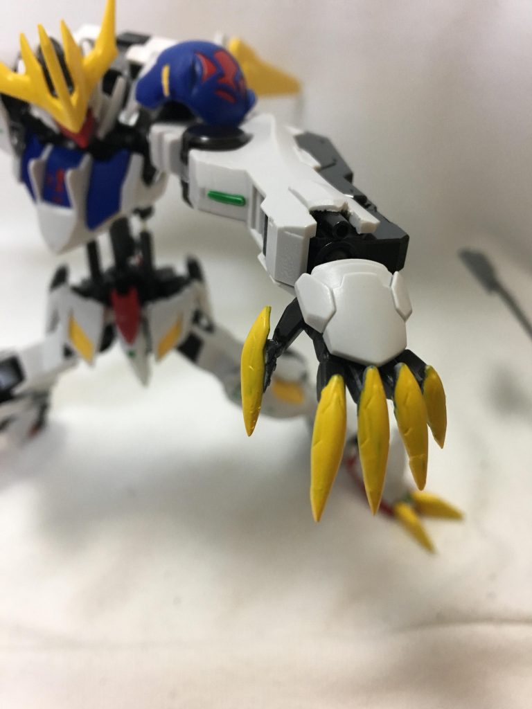 腕部200mm砲とレクスネイル

200mm砲は白パーツのそれらしき部分は切り取り、フレームに直付けで砲門を増設しています
レクスネイルは鋭利化を頑張りました……ッ！