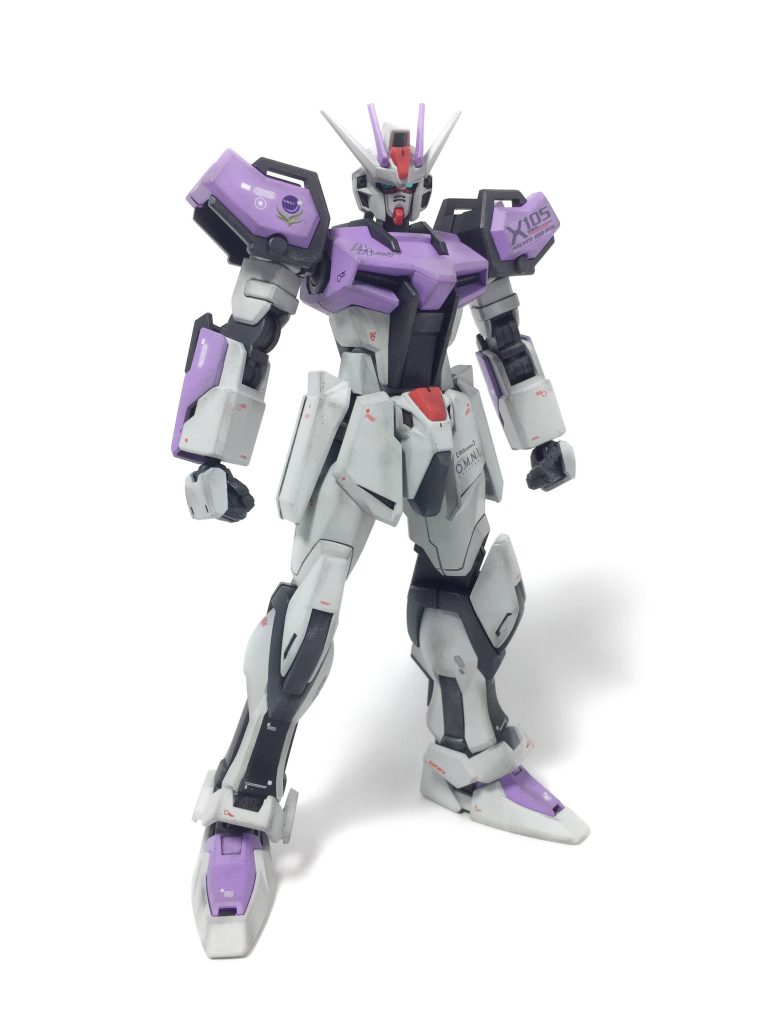 ## ストライクガンダム
1号機はザフト軍に強奪されてしまったので本機は2号機である
性能的には1号機と同等だがカメラアイの色が変更されている

また当初は1号機と同じトリコロールカラーであったが搭乗パイロットがムウと知り急遽ムウが着ているノーマルスーツをモチーフとしたカラーリングに変更されている