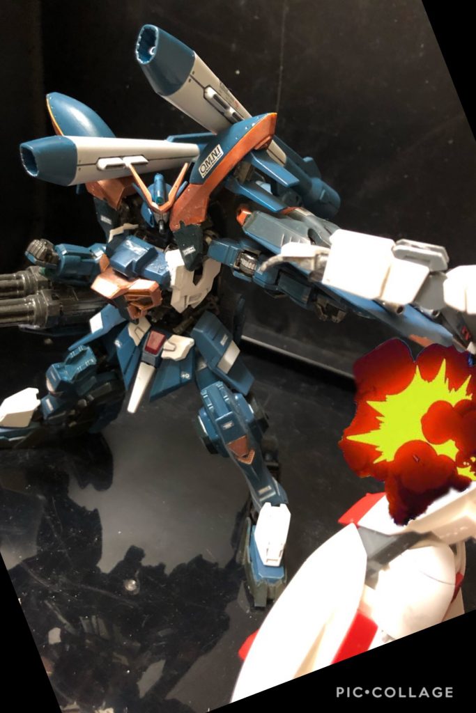 オルガ「おっとぉ！当たらねぇぜぇ！」
oyz「複合兵装防盾システムだな。シールド部はザフトのローラシア級の装甲部材が参考にされており、高い耐弾性を誇る。 」
オルガ「やってくれるじゃねえか！オラ！お返しだぜ！」
oyz「シールド先端は接近戦時の打突攻撃（衝角）に転用されるのだ。武器を持ち替える必要がないのだ。」