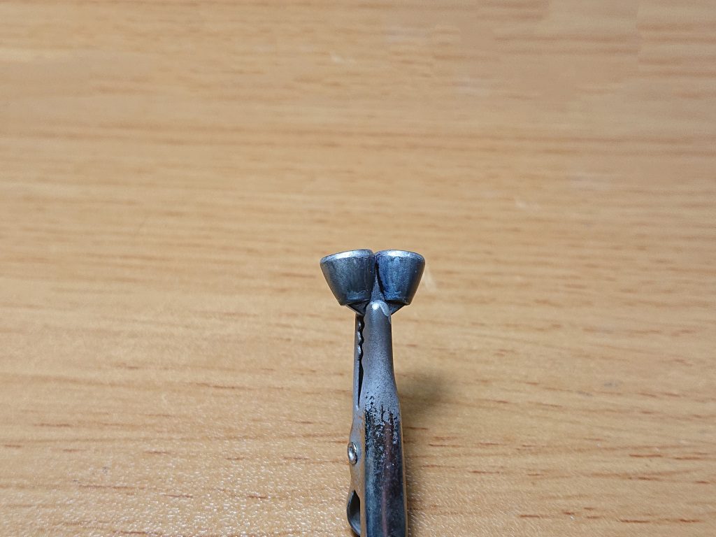 ここは、自己流で適当に買ったペイントマーカーを塗り、４００番→８００番ペーパー後にリアルタッチマーカー、ウェザリングマスター、タミヤカラーのセミグロスクリアー(筆塗)でやってみました。