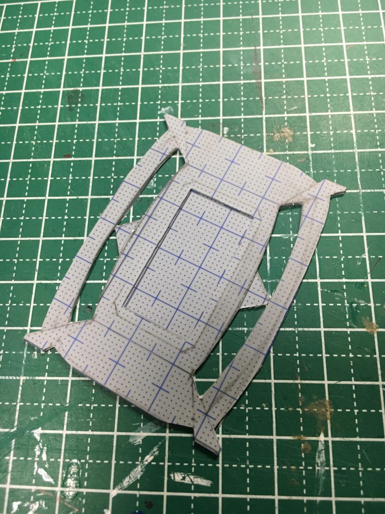 鍔部分も形の違うプラ板を重ねて作成。