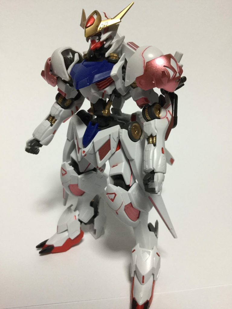 テイルスラスター以外パージした状態。要所要所のサイコフレーム(に見立てた)以外はルプスとなんら変わらない。