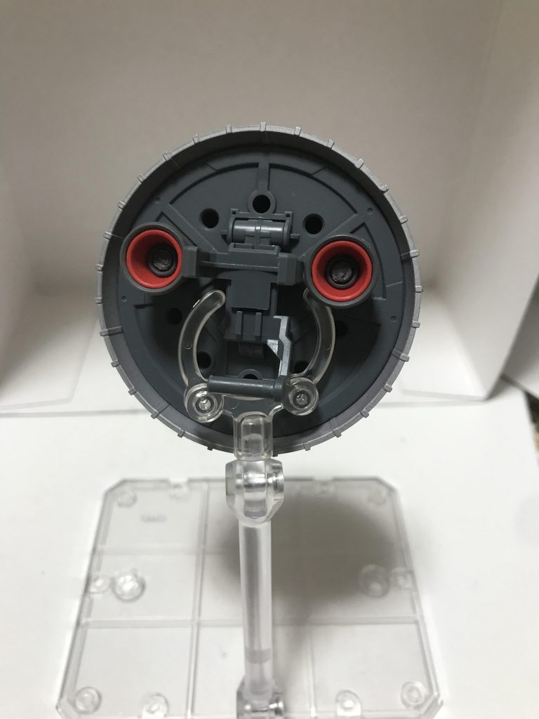 変更点は盾の裏面に小型バーニアを取り付けただけ