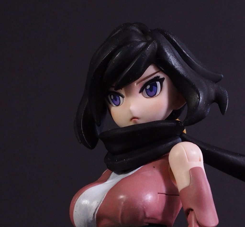 唇や頬にピンクで少しお化粧をしています。