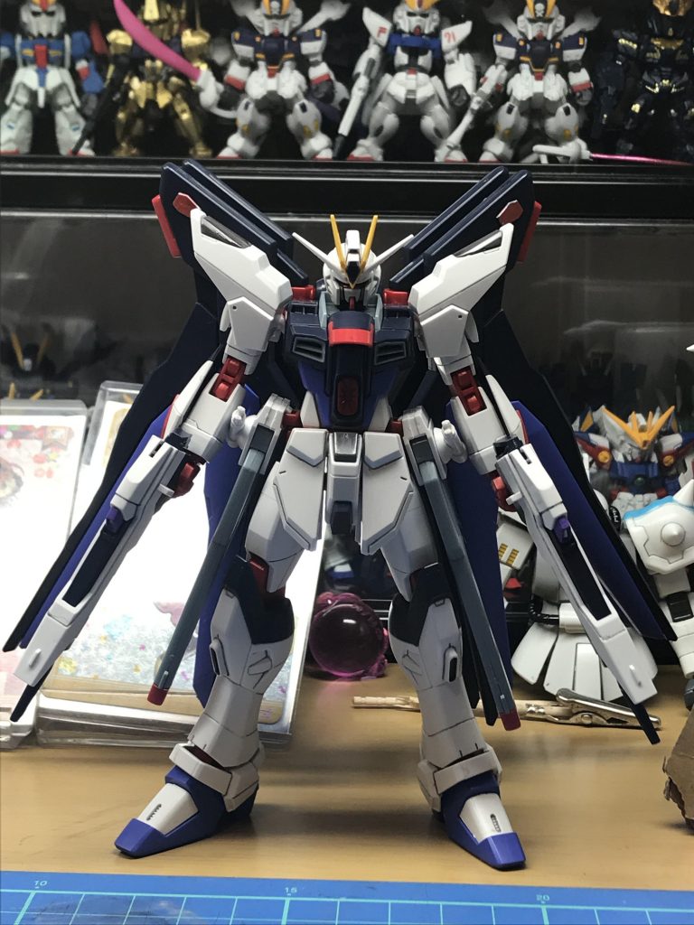 正面。関節が赤くなっているだけですが雰囲気ががらりと変わってかっこいいです。
また、肩と腰はガンダムマーカーのSEEDグレー、背中はメタリックレッド、武器はガンダムパープルで塗装してます。