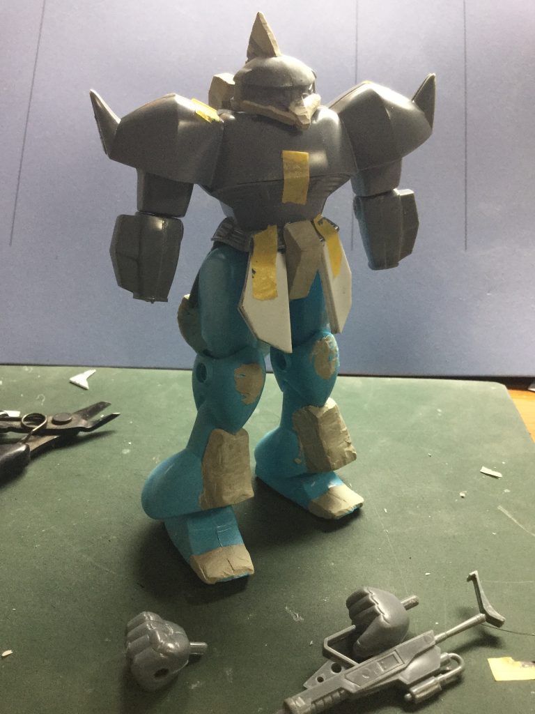 腰アーマーはプラ板の積層にて製作、また脚部は1987年の作例を基にエポパテにて加工しました。