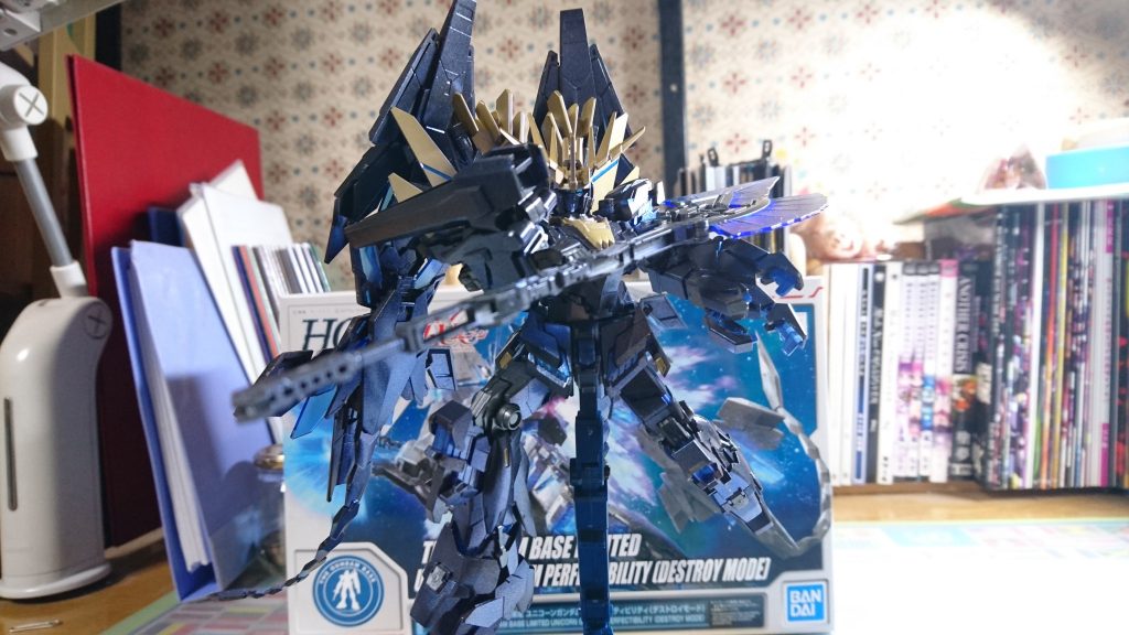 装甲はミッドナイトブルーで塗装していたため、サファイアブルーを吹くと青みがかなり強くなってちょっと焦りましたね。