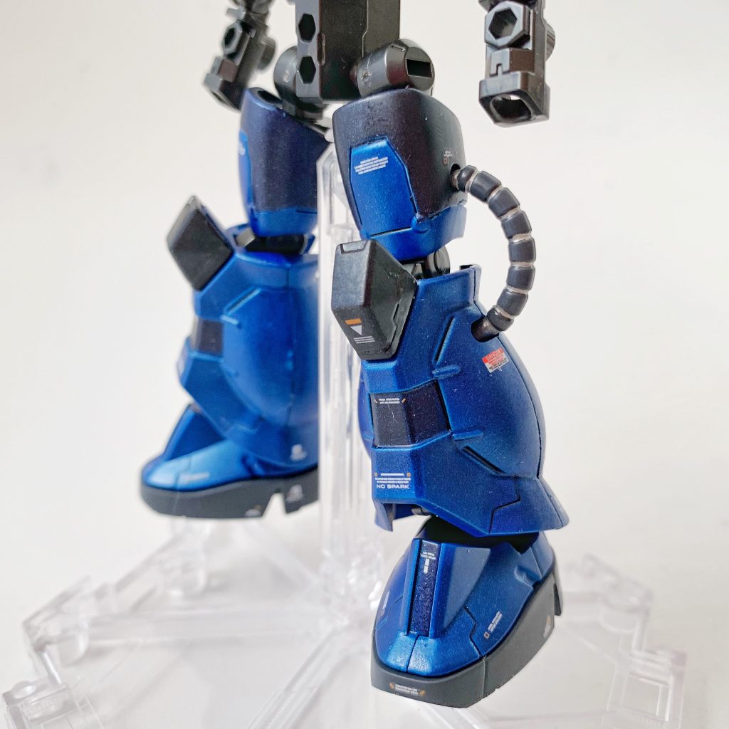 塗装は、タミヤスプレーのTS-50 マイカブルーとTS-64 ダークマイカブルーを使用して別パーツ感を表現。内側装甲(ダークマイカブルー)の上に外側装甲(マイカブルー)が被さっているイメージで。