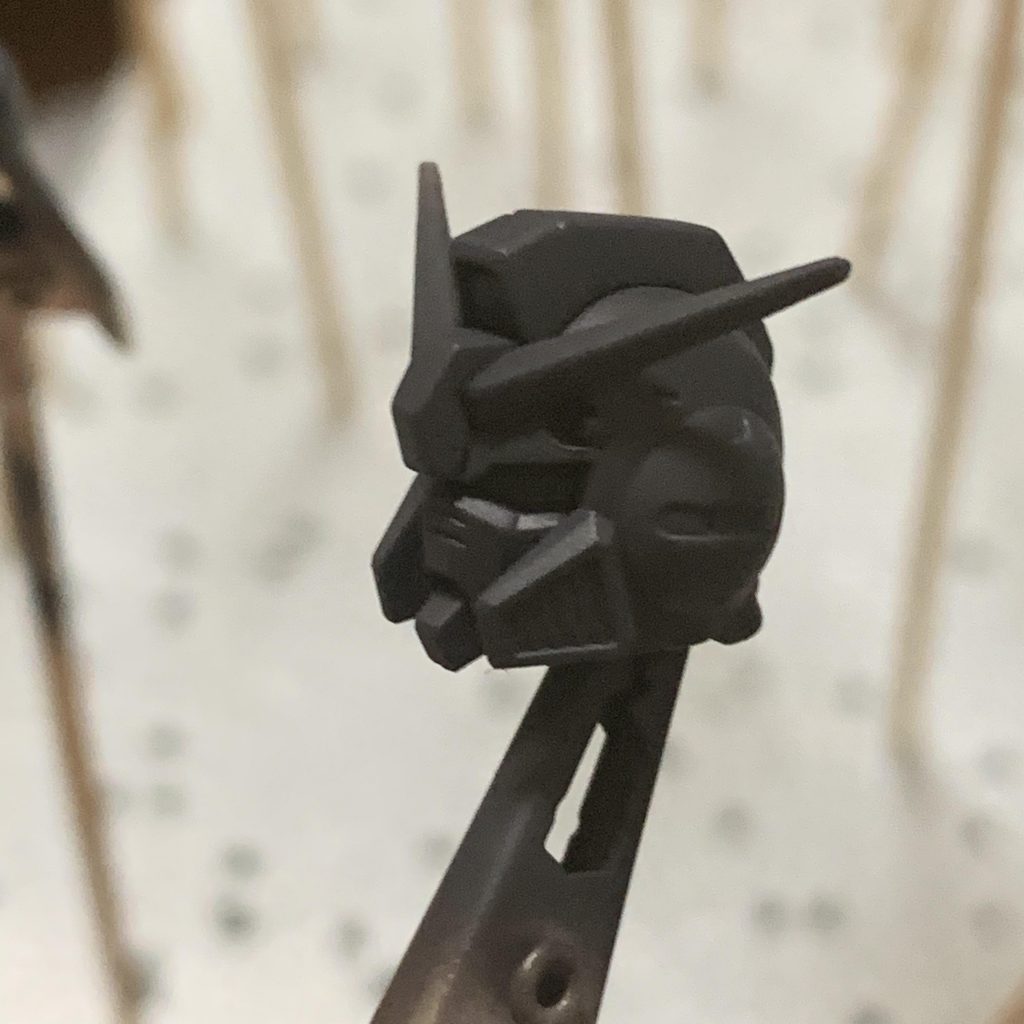 今回は全体的にダークなイメージにしたかったので暗めのサフから立ち上げて全て塗装しました。