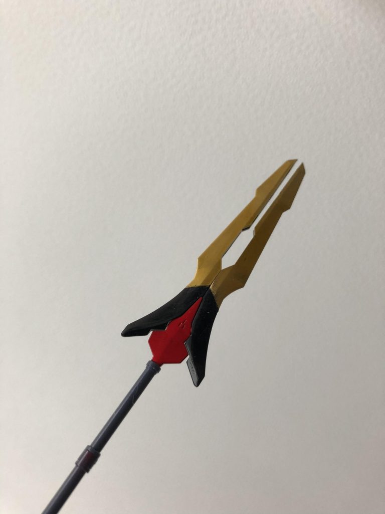 「烈槍・ガングニール」
武装はもちろんガングニールになります。
本来はアニメのように槍の先端が開いてビームを撃てるようにしたかったのですが、重過ぎると飾る時に大変なので比較的軽めなトランジェントグレイシャーのランスを使い再現してみました。