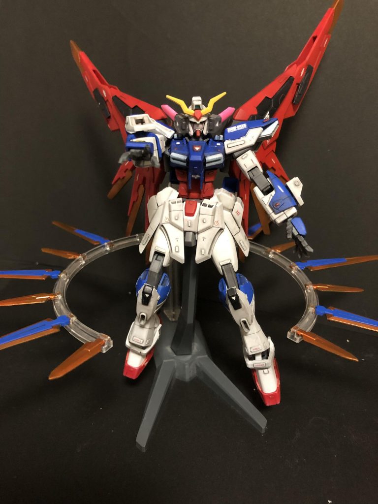 ブレイドドラグーン射出
## 限界稼働モード
ブレイドドラグーン射出後の形態
全体的にAGE-FXの特徴を取り入れているため、ビーム噴出孔が多めに設けられている。しかしリミッターが設定されているため、*使用はできない*(メタ的なことを言うとエフェクトが足りない)
## ビームアンテナ
チークガードのドラグーン射出後に発生する兵装。一応一般的なビームサーベルサイズまで伸ばすことはできるが、背後からの不意打ちを防ぐ効果は低い。
アストレイレッドドラゴンのようにコロイド粒子の制御とセンサー強化を担うが、*ぶっちゃけ機能より見栄え*の問題で採用したらしい。
