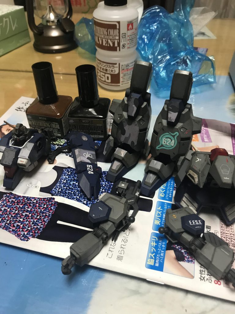 マルチブラックとステインブラウンを擦りつけました。