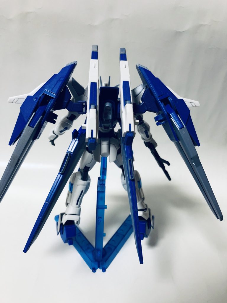 前後からです。
この機体は状況によって姿を変えるという設定があり、今回は射撃メインに製作しました。現在、格闘特化型を製作中です。
今回使用したキットは主にアメイジングストライクフリーダムとトライバーニングです。あとはジャンクから拾ってきました。