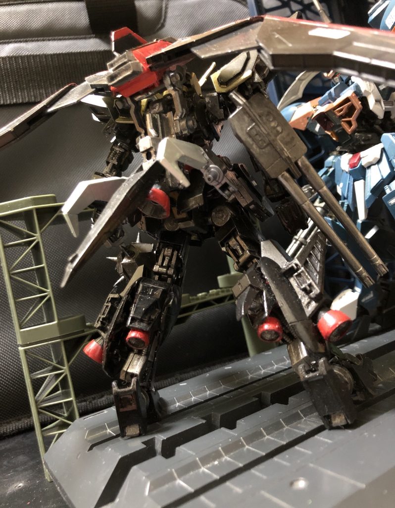 oyz「では機体解説だ。レイダーは後期GAT-Xシリーズ3機中の1機で、元々は量産型可変MSとして開発が進むレイダー制式仕様の設計を基に、生体CPU用の先行完成機として開発されたMSであり、初期GAT-Xシリーズの1機GAT-X303 イージスと同じくX300系フレームに区分を割り振られているが、構造的にも変形機構的にも共通性は皆無だ。同じX300系フレームのイージスとは異なり、大気圏内での動力飛行を重視したものとなる。」
クロト「メンドーな話はいーよぉ。」
oyz「また、X-333 制式仕様が戦闘爆撃機としてのコンセプトを強調していたのに対し、X-370の特性は完全な戦闘機である。速力を高めるため脚部にはスラスターが増設され、装備類もインファイト用のものに特化しMAの機動性で敵を撹乱しつつ接近、瞬時にMSに変形して打撃を与え、再びMAに変形して離脱するという、一撃離脱戦法を基本戦術となっている。」
クロト「その話、もう終わりィ？」