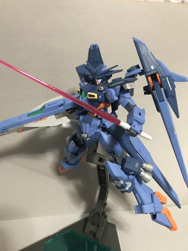 腰部に二本ずつ、ビームサーベルを内蔵してる設定です。