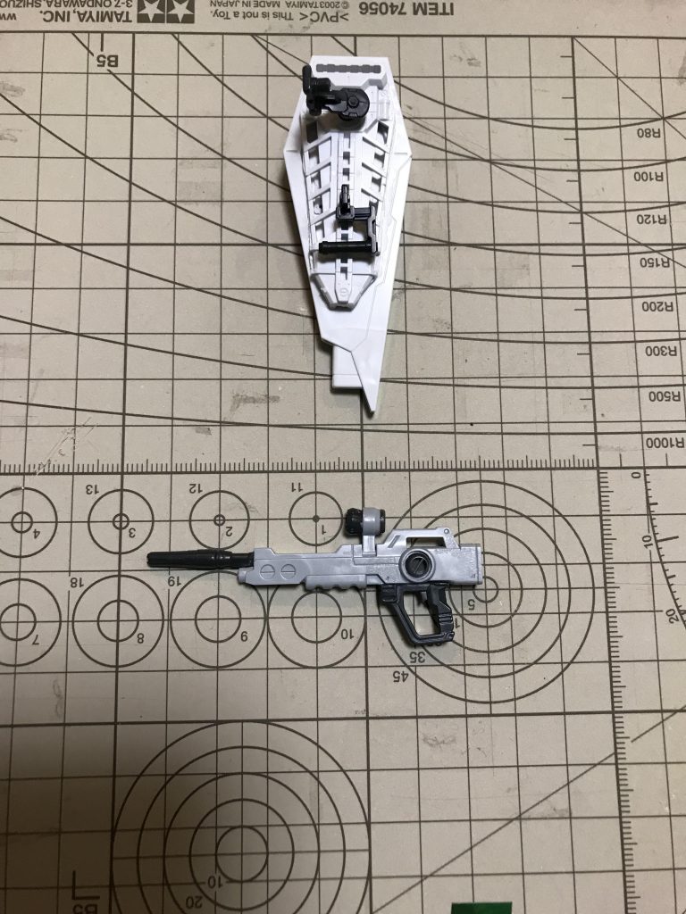 ライフルは持ち手とセンサー、銃口をRGから、シールドは裏側を移植しています