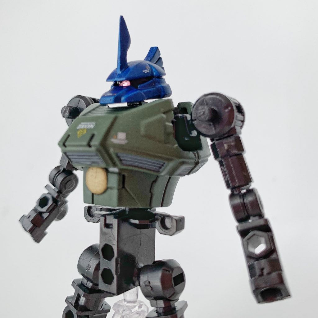 組み上げ途中の上半身。かなりマッシブな印象ですが、脛のボリュームと合わさるとスマートに見えるから不思議。