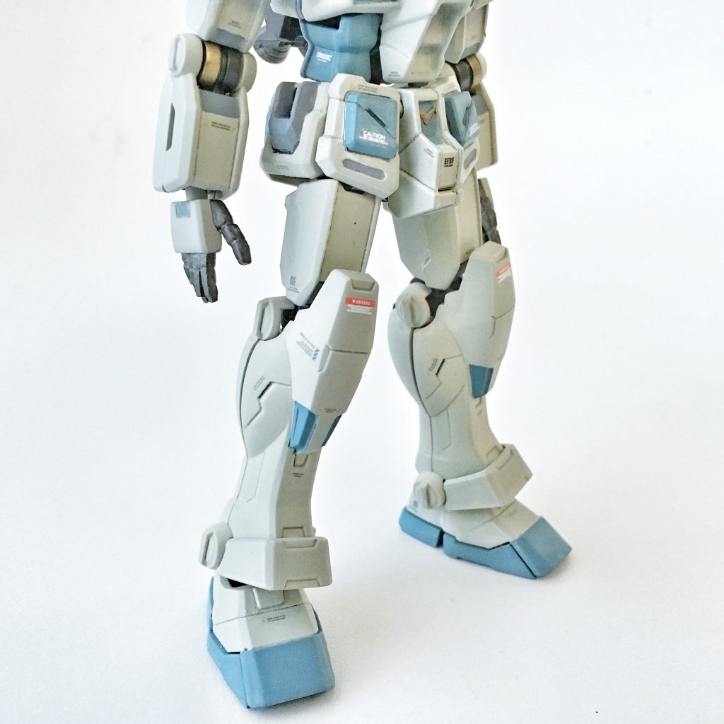 素立ち前面・下半身右斜め45度。こちらは素体そのままに全塗装。