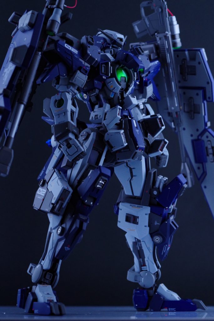 各種展開機能もそのまま残しライフルを左肩にもマウントすることでバランスを取っています