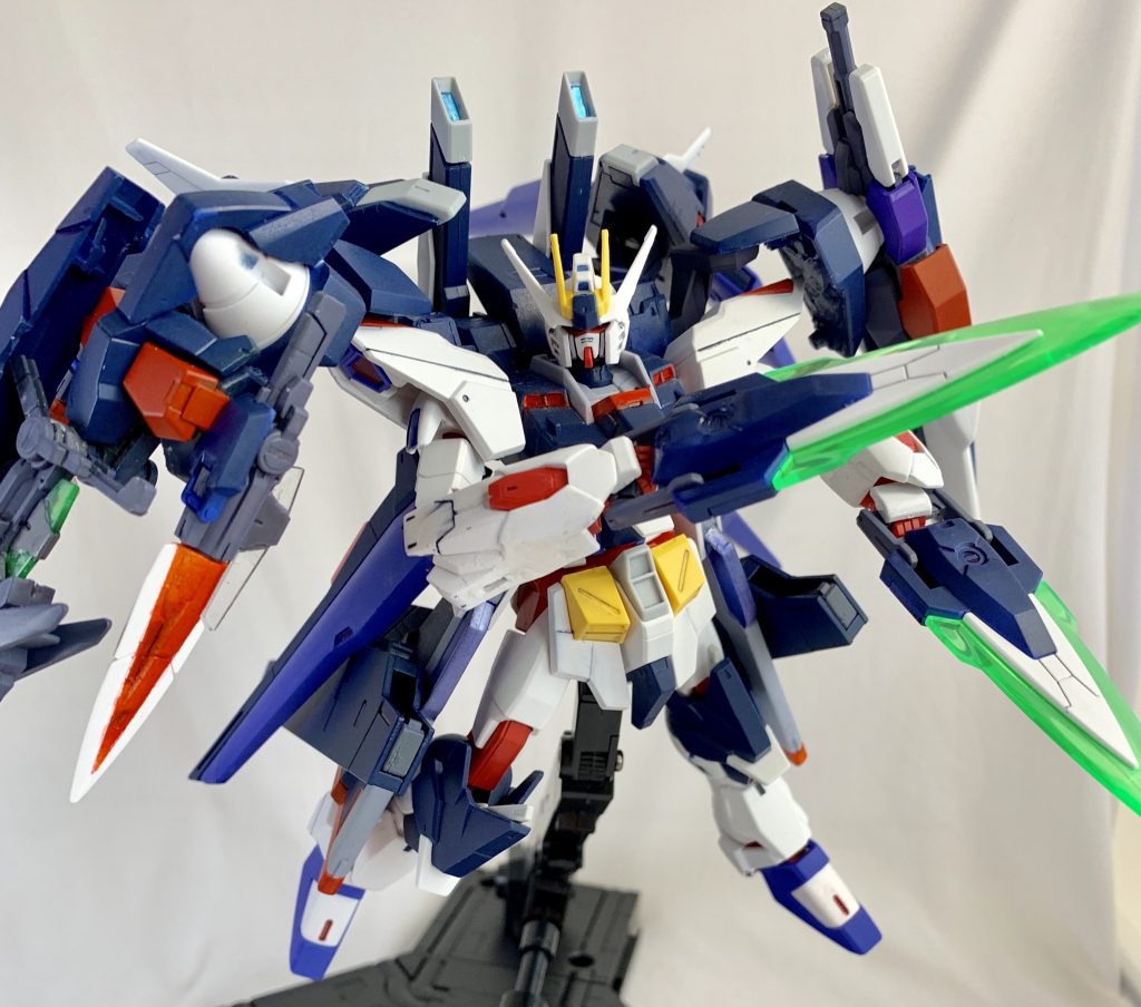 両肩の太陽炉部の裏面にマウントされたGNカタール。強固な盾を持つ相手には機動力が高く、熱切断可能なこの武器で対応。