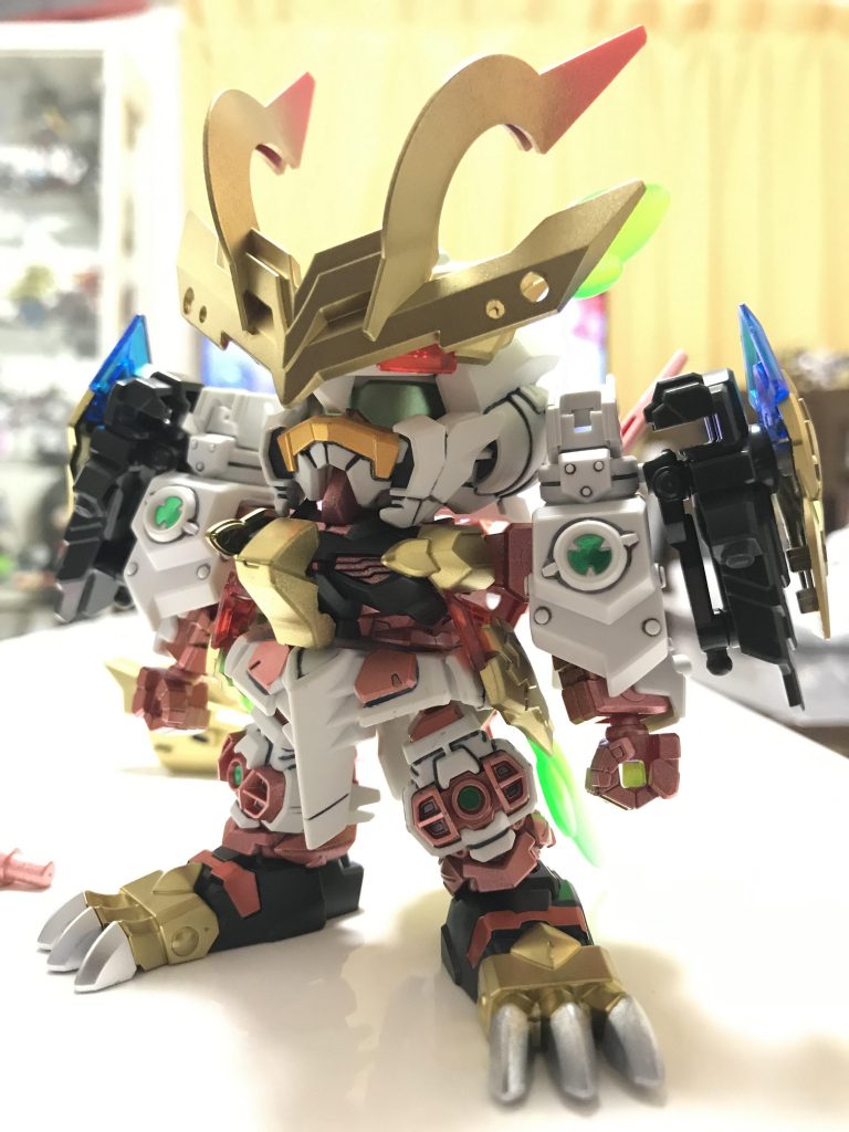 グラデーションにしてみたり穴空けたりしました。