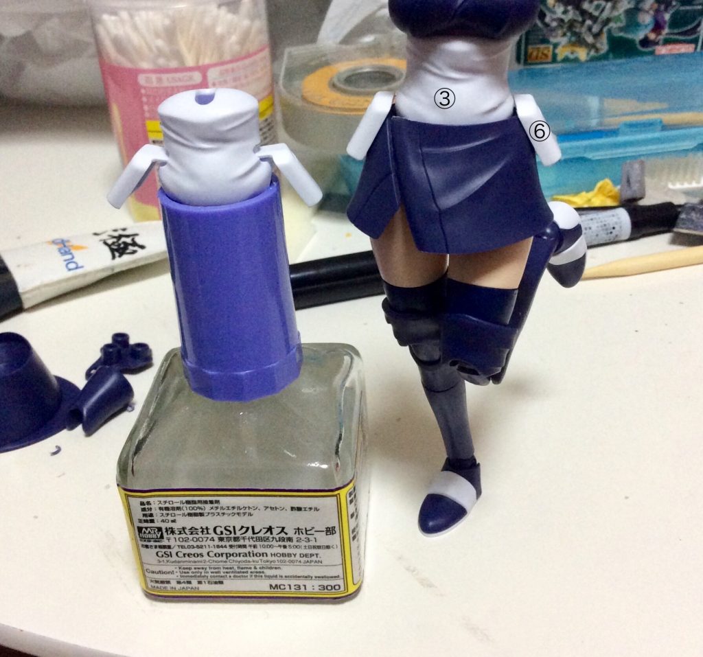 脇腹の穴をランナーで塞いでシワ等でなじませてます。