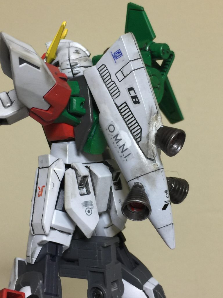 背中の高機動スラスターは ガンプラの
予備パーツを使用して 制作しました。
当初は ビルドブースターや他の
ブースターを使用する予定でしたが
GN ロングライフルとGNピストルを
構える時 邪魔になるので
高機動ブースターにしました。
ちなみに 大気圏では GNドライブや
ビルドブースターでは 短時間しか
飛行できません。
しかし 宇宙では 自由自在に
機動力を発揮できます。