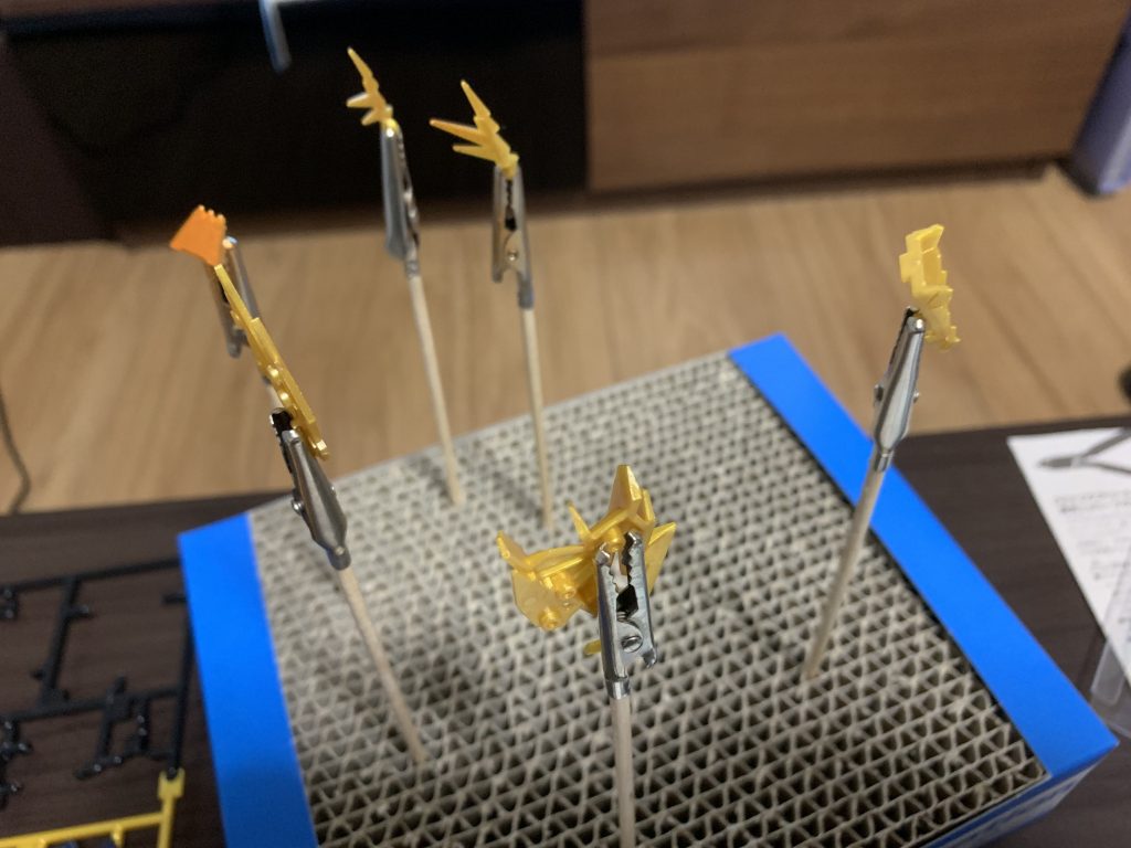 鬣や角をメタリックオレンジで塗装