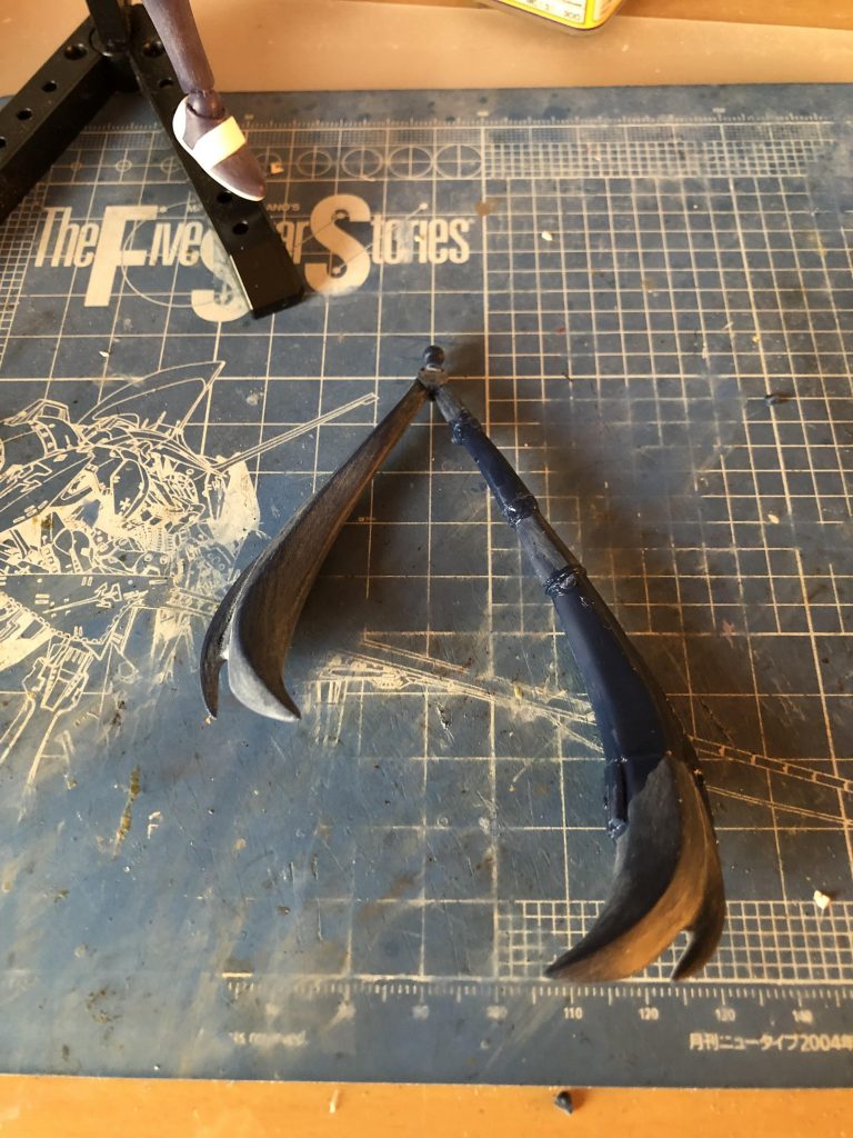 髪の毛をキットの余剰パーツで延長しました。未加工とこれだけ長さが違います。